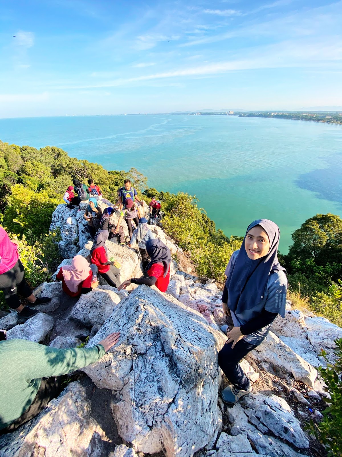 Bukit batu putih ulu tiram