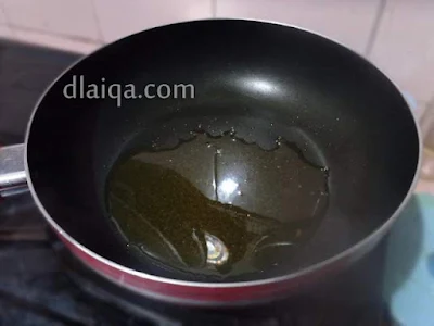 panaskan minyak goreng untuk menumis bumbu