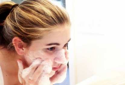 Stop! Jangan Mencuci Muka Dengan Sabun Batang