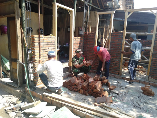 Babinsa Blimbing Gotong Royong Bangun Rumah Warga Babinsa Blimbing Gotong Royong Bangun Rumah Warga