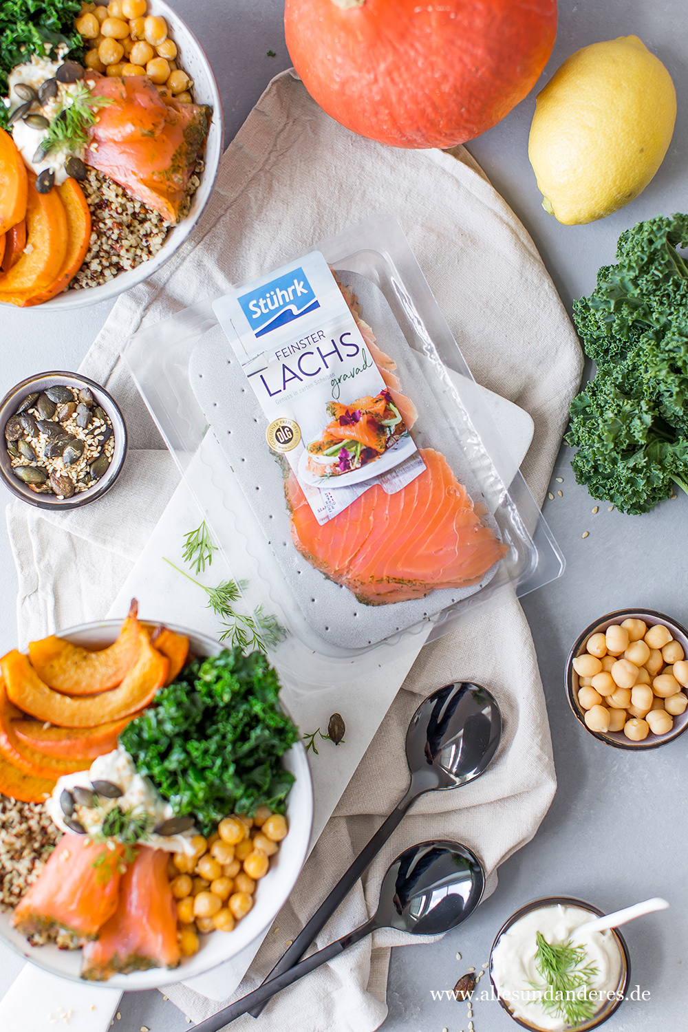 KürbisQuinoaBowl mit Grünkohl und gravad Lachs Alles und Anderes