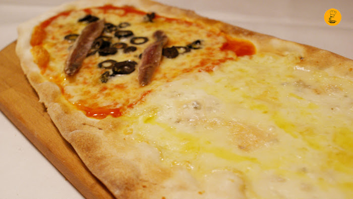 Pizza cuatro quesos y napolitana (10.90€) en trattoria Manzoni Madrid Chamberí mejores pizzas