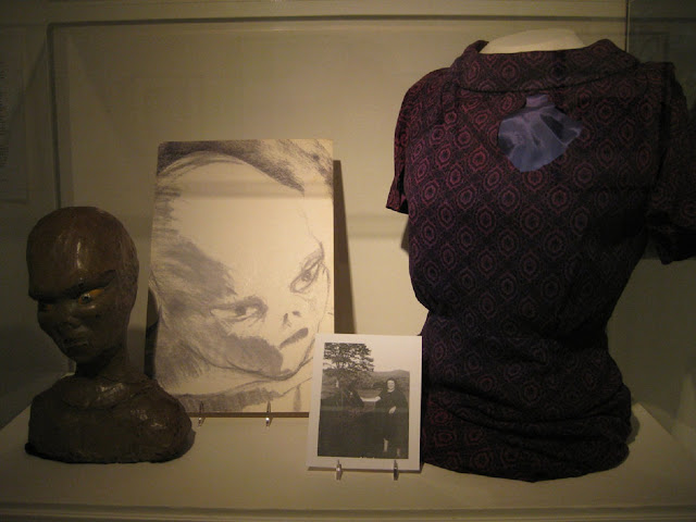 Бюст и рисунок пришельца в музее Хиллов