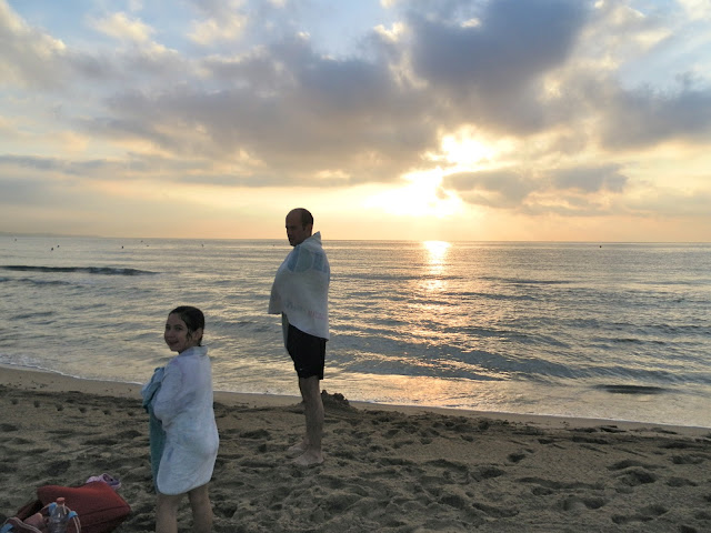 amanecer en la playa, desayuno en la playa, baño en la playa, baño al amanecer, desayuno al amanecer