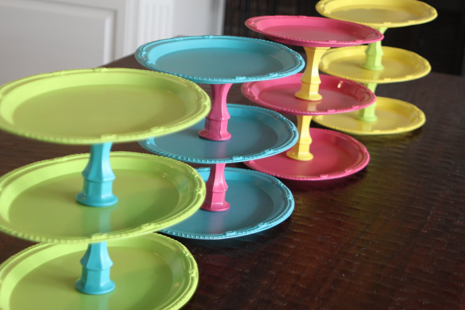It's Written on the Wall: Tutorials DIY Cake/Cupcake Stands-Cute