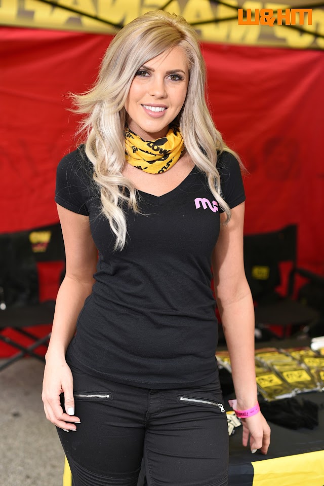 Beautiful Chelsey Cady's 10 Second Photo Session in MagnaFlow Booth in Formula Drift 2018 Long Beach #Formuladrift #FD