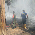 Aksi Cepat Babinsa Kodim 0311/Pessel Bantu Warga Padamkan Kebakaran Rumah