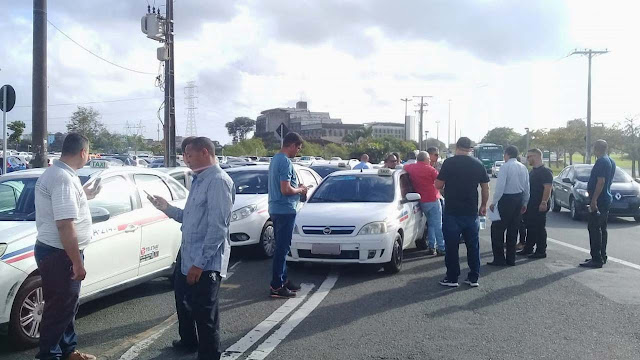 Taxistas fazem carreata e pedem regulamentação de transporte por aplicativo em Salvador