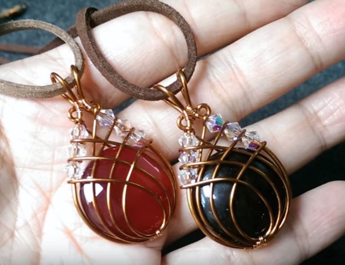 Caged Round Cabochon Wire Pendant Tutorial / The Beading Gem