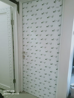 cara pasang pintu kamar mandi