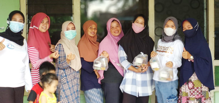 Wujudkan Kepedulian, Sanggar Senam Nay Banjit Bagikan Puluhan Takjil
