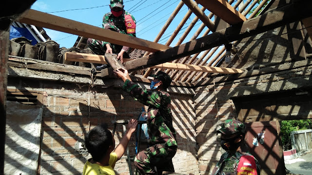 Babinsa Koramil12/Manisrenggo Renovasi Rumah di Nangsri