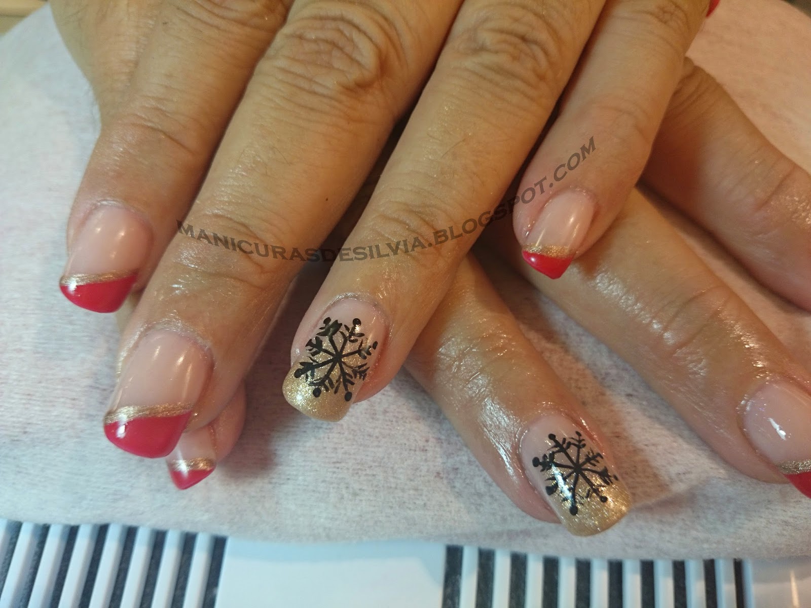 Manicuras de Silvia Copo de nieve negro (Black snowflake nails) Manicuras de Silvia Copo de nieve negro (Black snowflake nails)