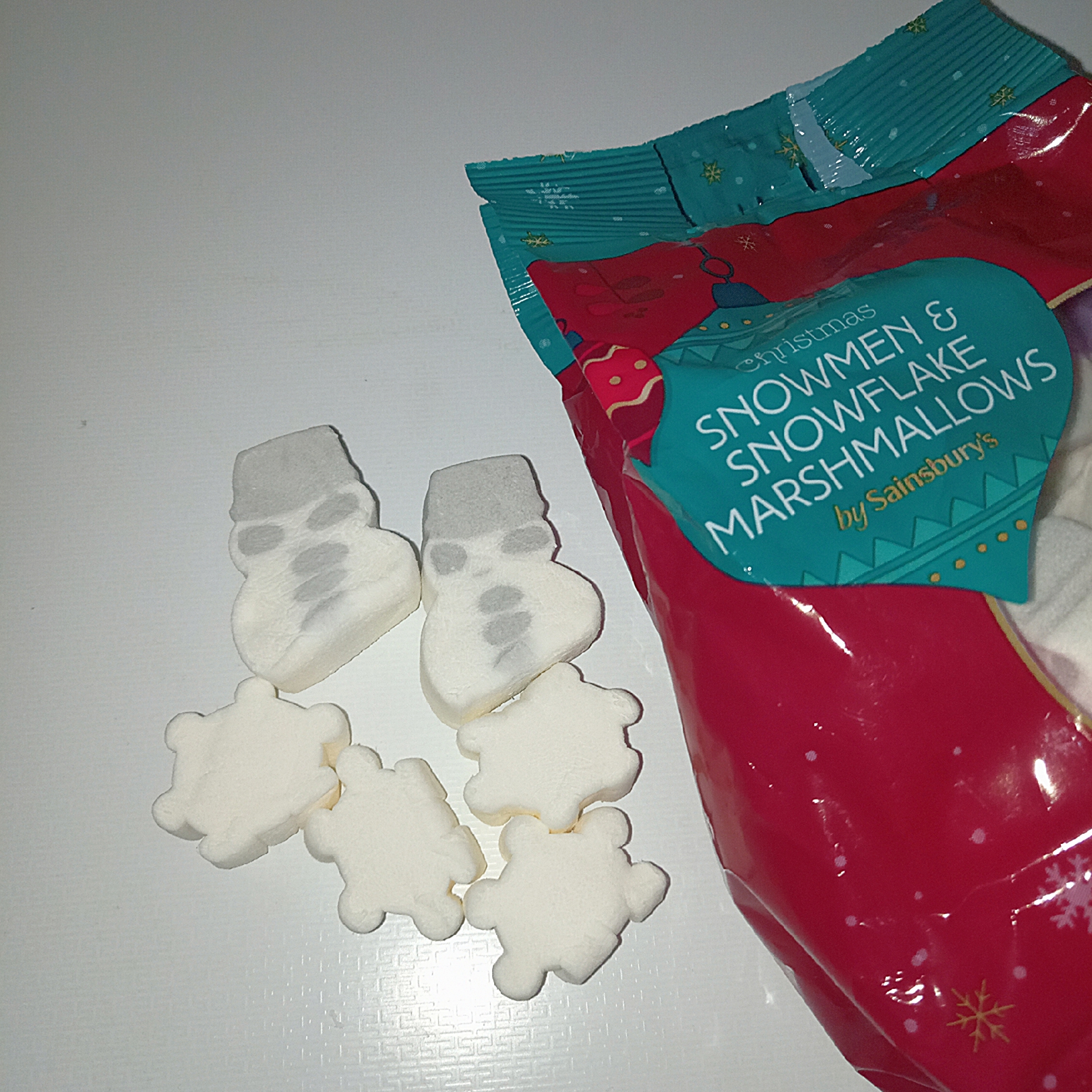 Supersupergirl's Food Reviews Sainsburys Snowmen and snowflake marshmallows
