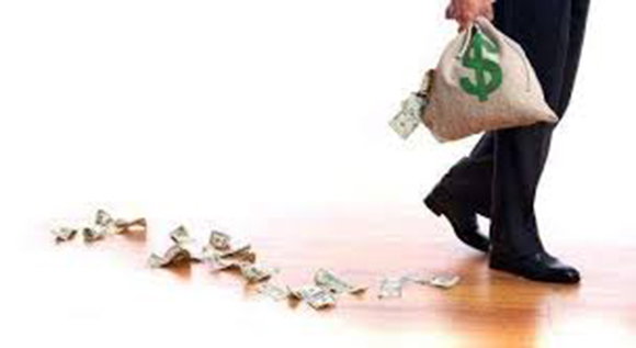 錢財留不住，一有錢就破財的八字