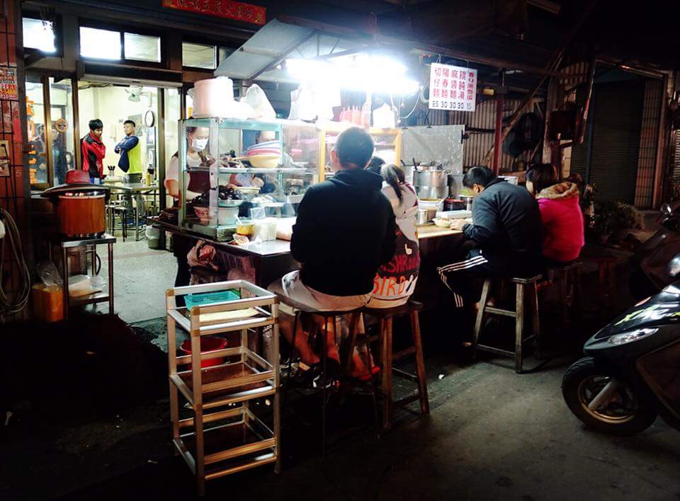 雲林虎尾《大胖麵攤》生意很好，有陽春麵、麻醬麵、餛飩麵，還有滷味更是必點！