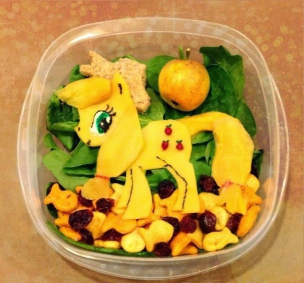 Μπαμπάς φτιάχνει ευφάνταστα σχολικά γεύματα