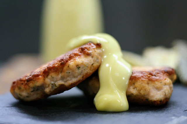 Hamburguesas de salmón con calabacín al horno y mahonesa de trufa.