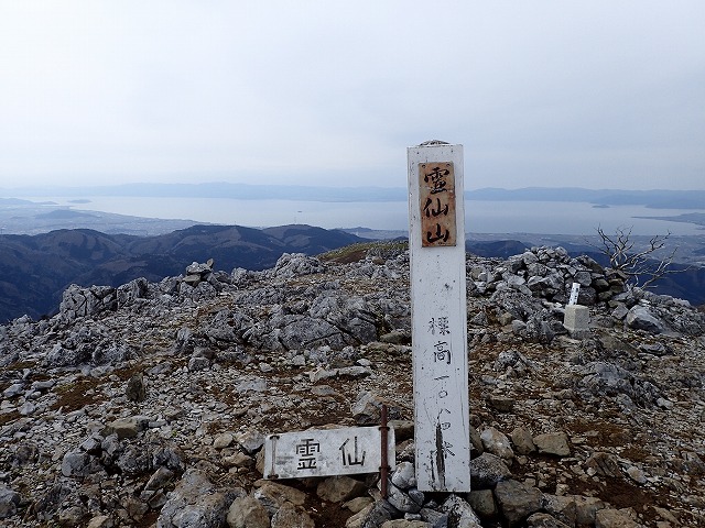 霊仙山の樹氷 白山や御嶽山を遠望 雪積もる三角点峰から