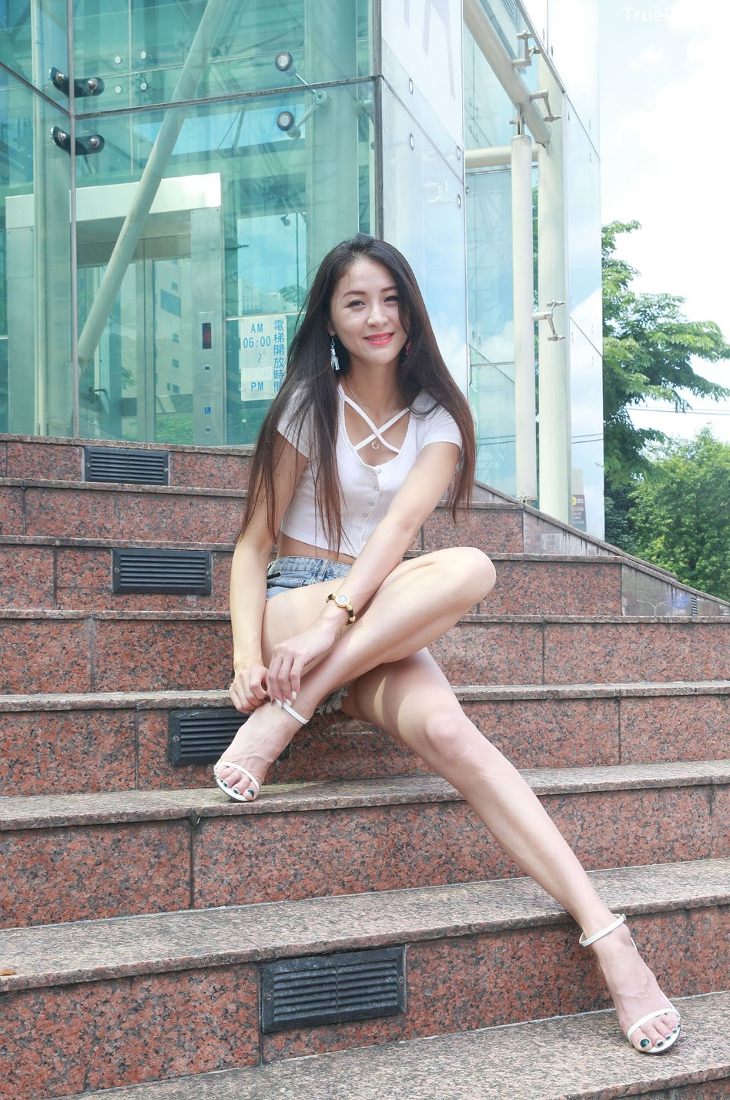 Image-Beautiful-Taiwanese-Girl-Lola-雪岑-Perfect-Long-Legs-Baby-TruePic.net- Picture-31