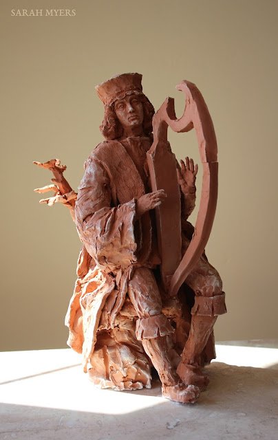 David with his Harp, Sarah Myers David, king, harp, music, sculpture, escultura, skulptur, scultura, art, arte, kunst, terracotta, clay, red, earthenware, medieval, sixteenth, century, details, Sarah Myers, kunstwerk, sgraffito, biblical, renaissance, classic, figurative, contemporary, ceramic, pensive, boots, tree, jesse, figure, ceramic, ceramica