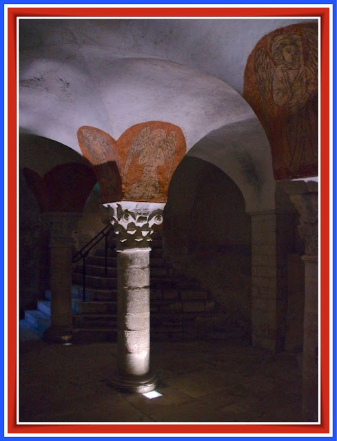 La cripta es del s.XI aunque los ángeles cantores son del s.XV