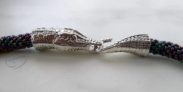 Adzik tworzy - naszyjnik z zapięciem krokodyl, sznur szydełkowo-koralikowy