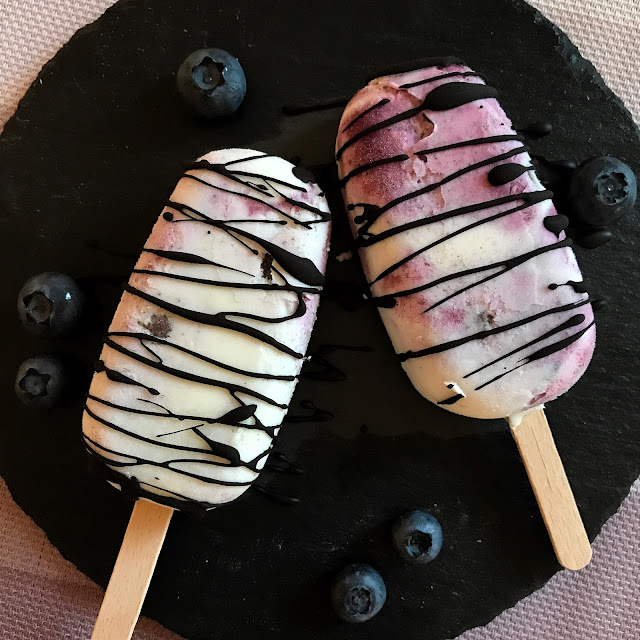 olles *Himmelsglitzerdings*: Sahneeis mit Beeren und Schokolade ...