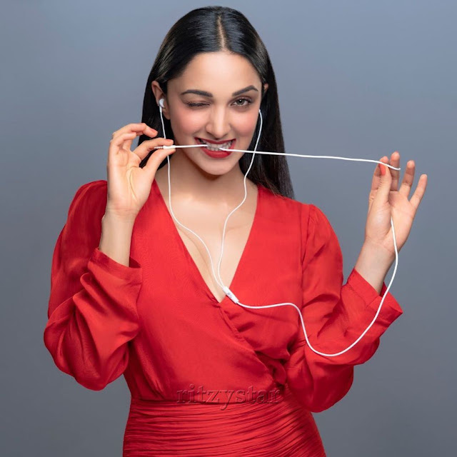 Kiara Advani Christmas Red Photos