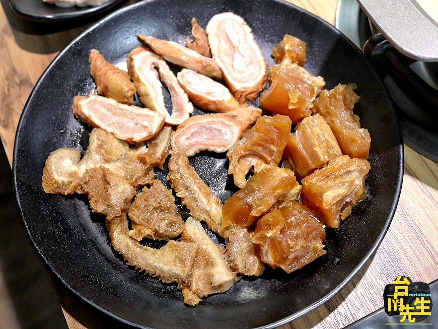 台南麻辣鍋／傳承正宗川味麻辣／手工炒製熬煮麻辣醬／天然食材熬湯無化學添加／原肉現切不用重組肉／超豐盛龍蝦海鮮拼盤－「就愛這鍋 麻辣鍋&和爺麻辣」