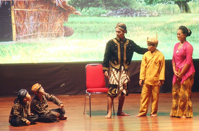 Jelaskan Perbedaan Teater Tradisional Dan Teater Modern