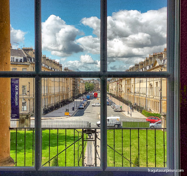 Bath, Inglaterra: a Great Pulteney Street vista de uma janela do Holburne Museum