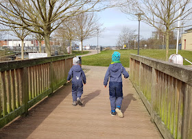 Küsten-Spaziergänge rund um Kiel, Teil 4: Entlang am Ufer der Schwentine. Anleger ermöglichen Kanufahrern und Kindern einen tollen Ausflug.