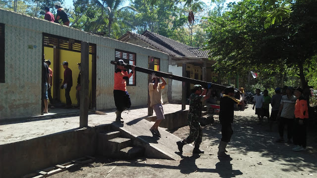 TNI-Polri dan Relawan  Bantu Warga Bersihkan Puing Sisa Kebakaran di Ngemplak Seneng