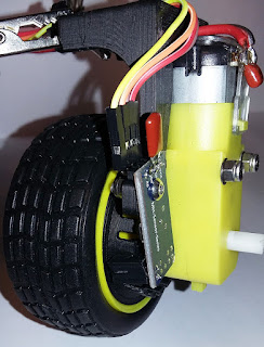 Imagen de la rueda del robot, del encoder LM393, del disco dentado y del motor