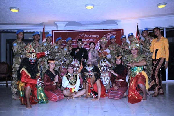 21 Prajurit Satgas Konga XXXIX-A RDB Tampilkan Kolaborasi Seni Tari dan Pedang 21 Prajurit Satgas Konga XXXIX-A RDB Tampilkan Kolaborasi Seni Tari dan Pedang