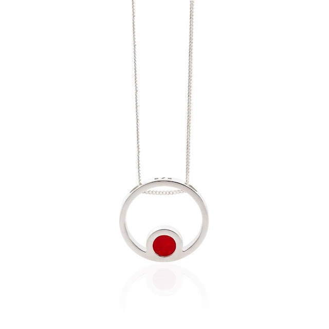 Collana e ciondolo in argento 925 e smalto a freddo. Designer Dario Scapitta