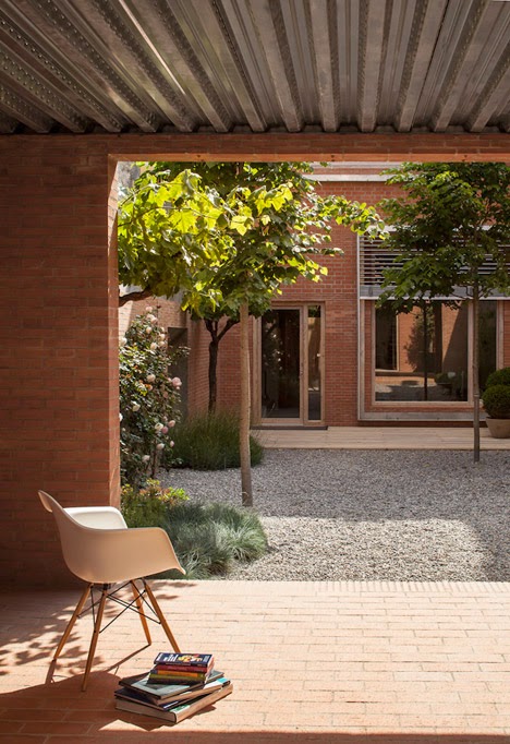 ilia estudio interiorismo: Tras este aspecto de patio abandonado nos