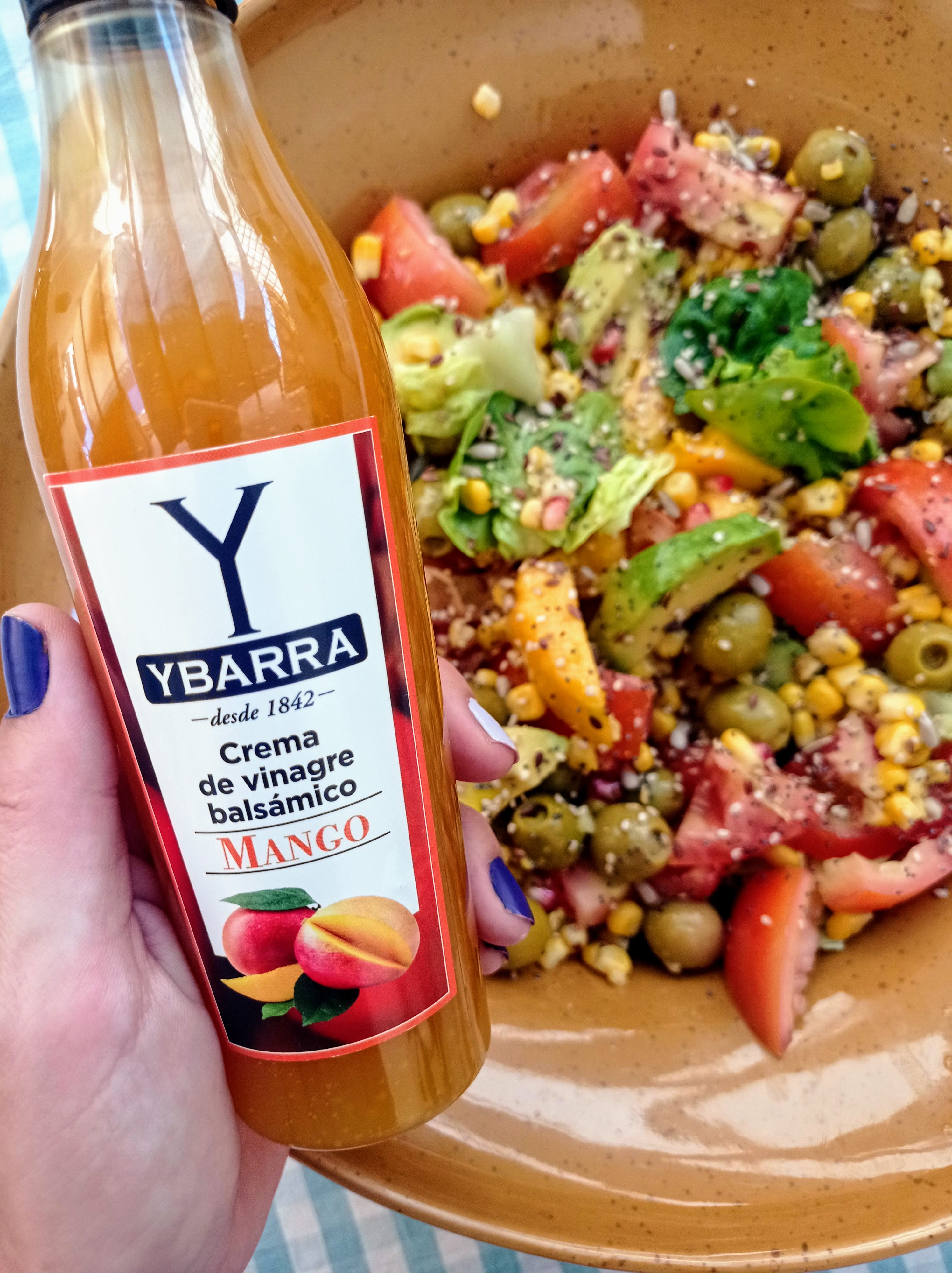 Ensalada mediterránea con crema de vinagre balsámico de mango Ensalada mediterránea con crema de vinagre balsámico de mango