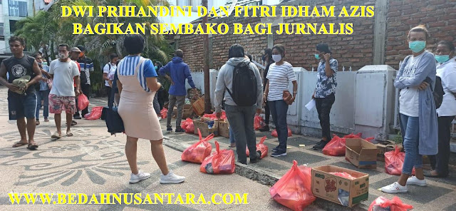 Dwi Prihandini dan Fitri Idham Azis Bagikan Sembako Bagi Jurnalis 1 JURNALIS