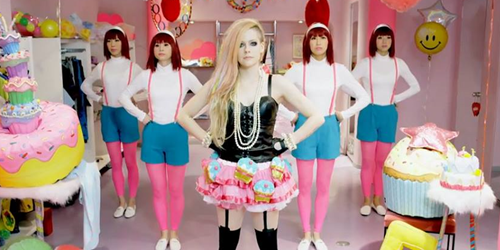 Hello Kitty: Assista ao novo clipe da cantora Avril Lavigne gravado no Japão!