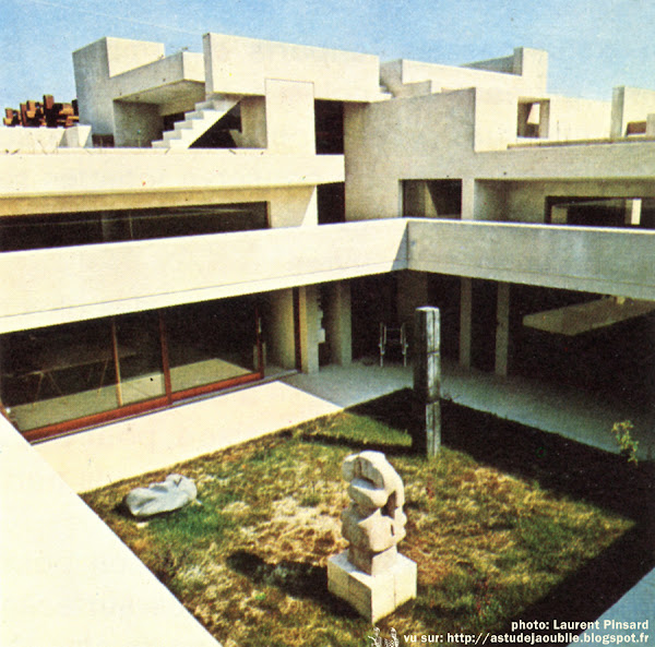 Crestet - Maison / Atelier de François et Claude Stahly Architecte: Bruno Stahly Sculpteur: François Stahly Construction: 1966 - 1970 Textes et photos: Connaissance des Arts - 197 Crestet - Maison / Atelier de François et Claude Stahly Architecte: Bruno Stahly Sculpteur: François Stahly Construction: 1966 - 1970 Textes et photos: Connaissance des Arts - 197