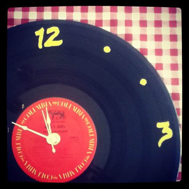 SOMETHiNG MONUMENTAL DIY Vinyl Record Clock