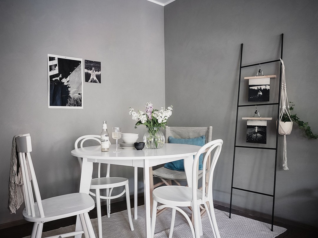 Стол обеденный lmzl-td04. Стол круглый серый для кухни. Лисабо стол икеа черный. Полочки над кухонным столом. Серый стол в интерьере.