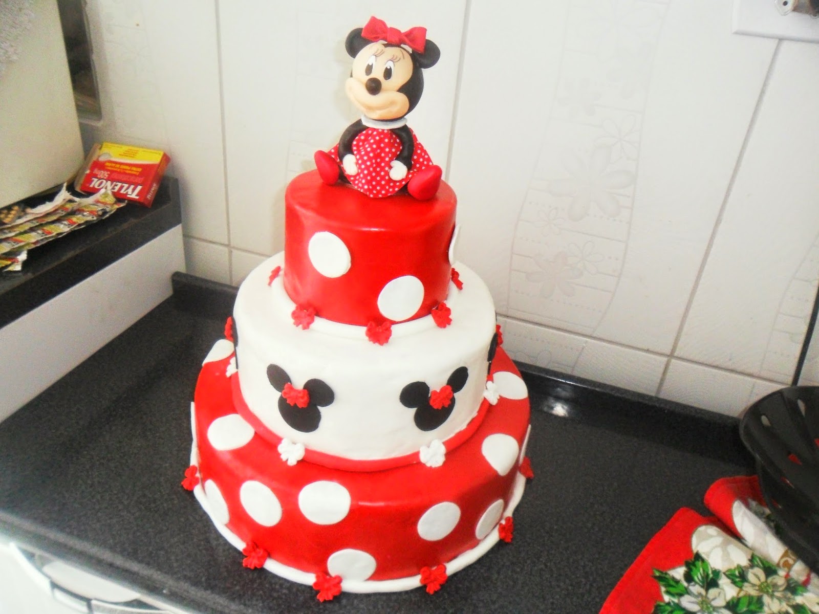 Como fazer bolo fake Minnie Mouse para festa infantil - Vídeo, dicas, modelos e fotos