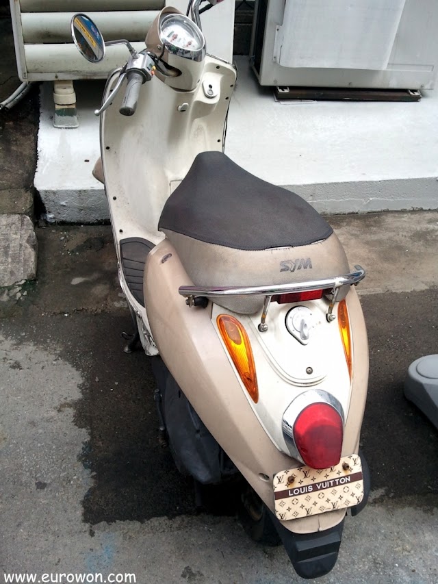 Moto scooter coreana con matrícula de Louis Vuitton