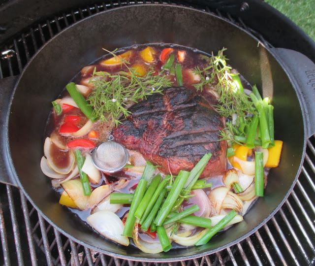 Rinderbraten vom Grill im Dutch Oven