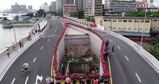 Viral! Rumah Ini Terhimpit Jalan Raya Besar, dan Sendirian Tanpa Tetangga Viral! Rumah Ini Terhimpit Jalan Raya Besar, dan Sendirian Tanpa Tetangga, naviri.org, Naviri Magazine, naviri majalah, naviri
