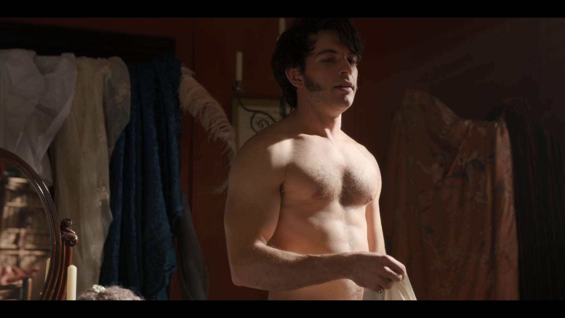 Jonathan Bailey naked in 'Bridgerton' - S01E01. 
