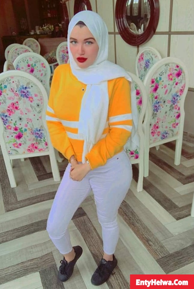 صور بنات محجبات بالبناطيل الجينز الضيقة يُجسم افخاذها